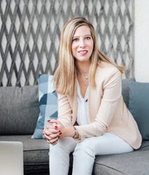 Portrait d’une femme déterminée et chaleureuse – Adva Grundman – maFIV by ART Fertilité